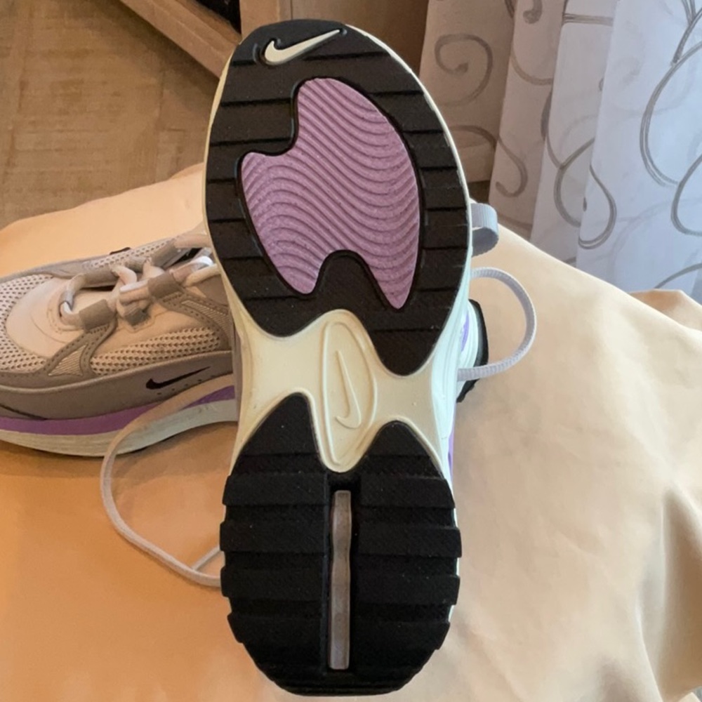 Nike Air Max Bliss Women’s Running Sneaker, Size 5 - Picture 6 of 9